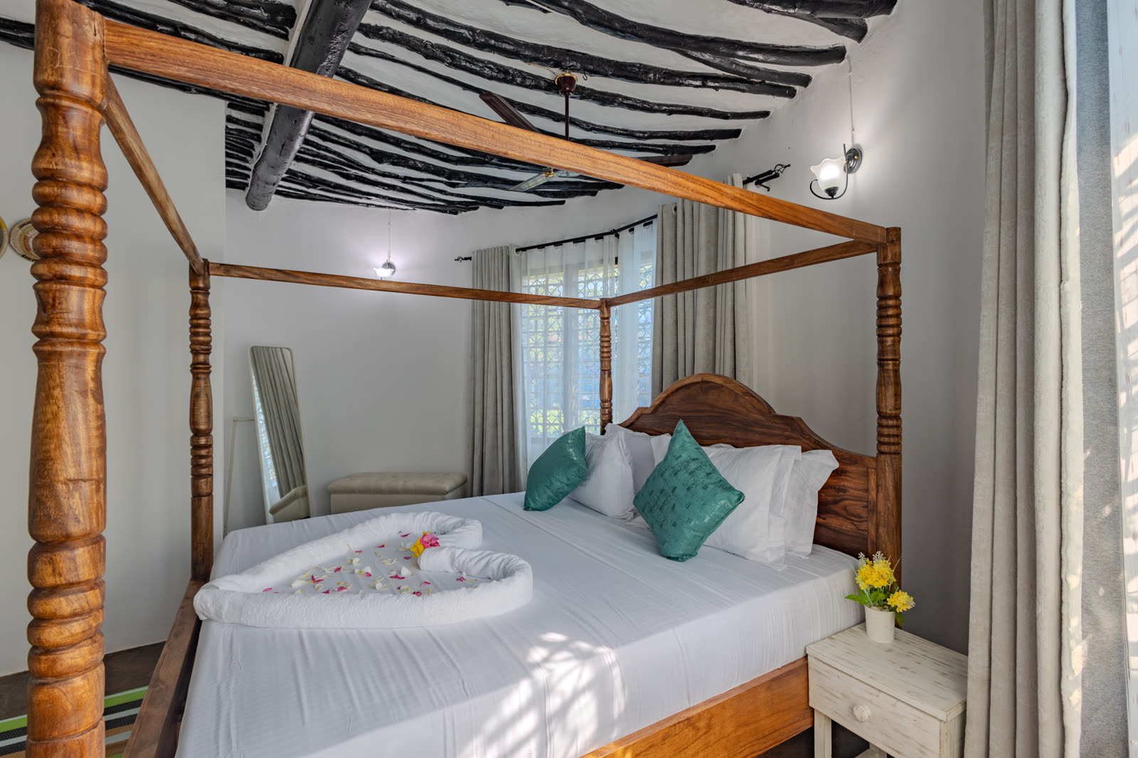 Main bedroom with four-poster bed in the three-bedroom villa