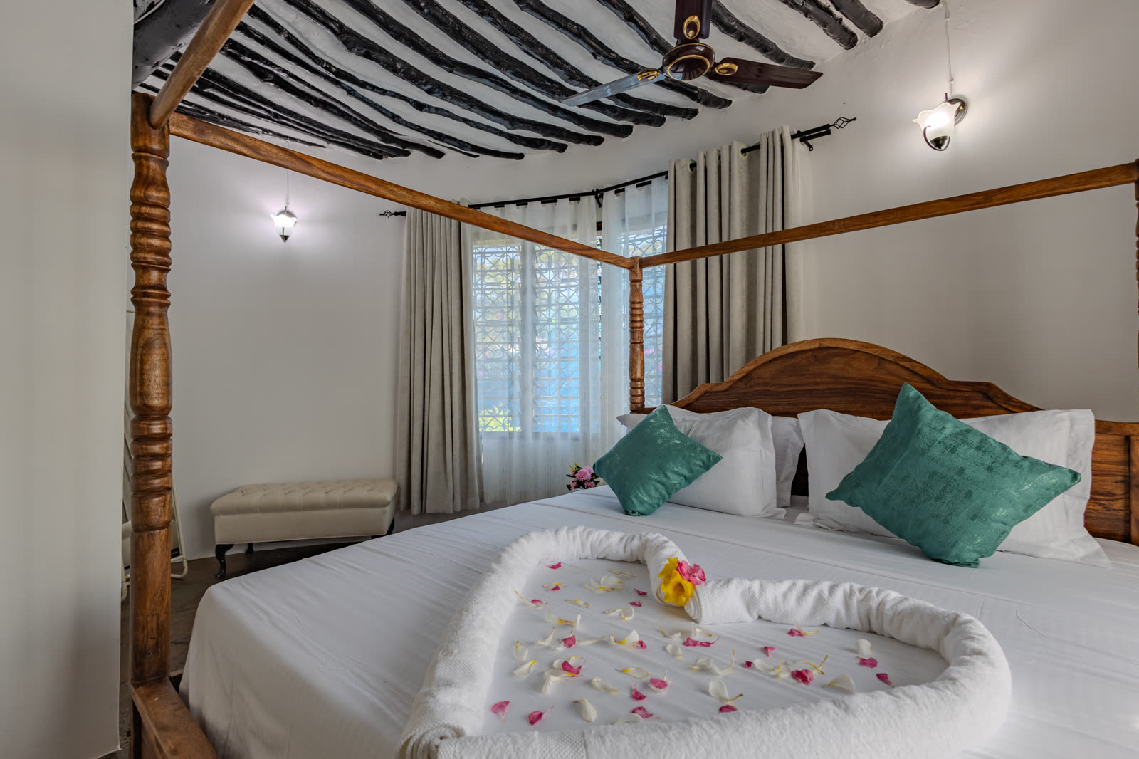 Second four-poster bedroom in the three-bedroom villa
