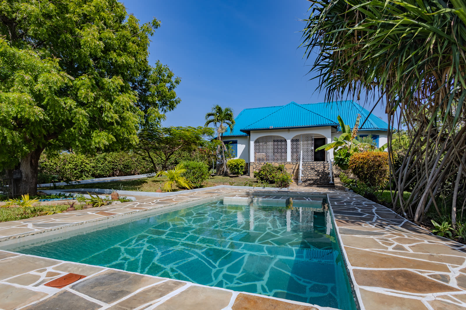 Swimming pool in front of the three-bedroom villa at Auregi Kwitu