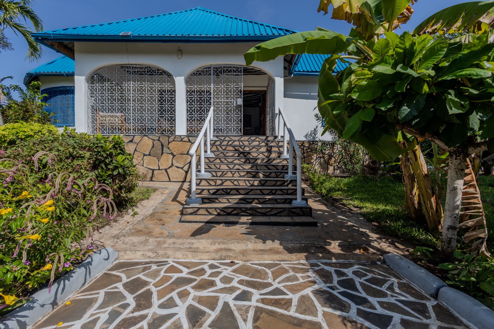 Entrance steps and verandah of the three-bedroom villa at Auregi Kwitu