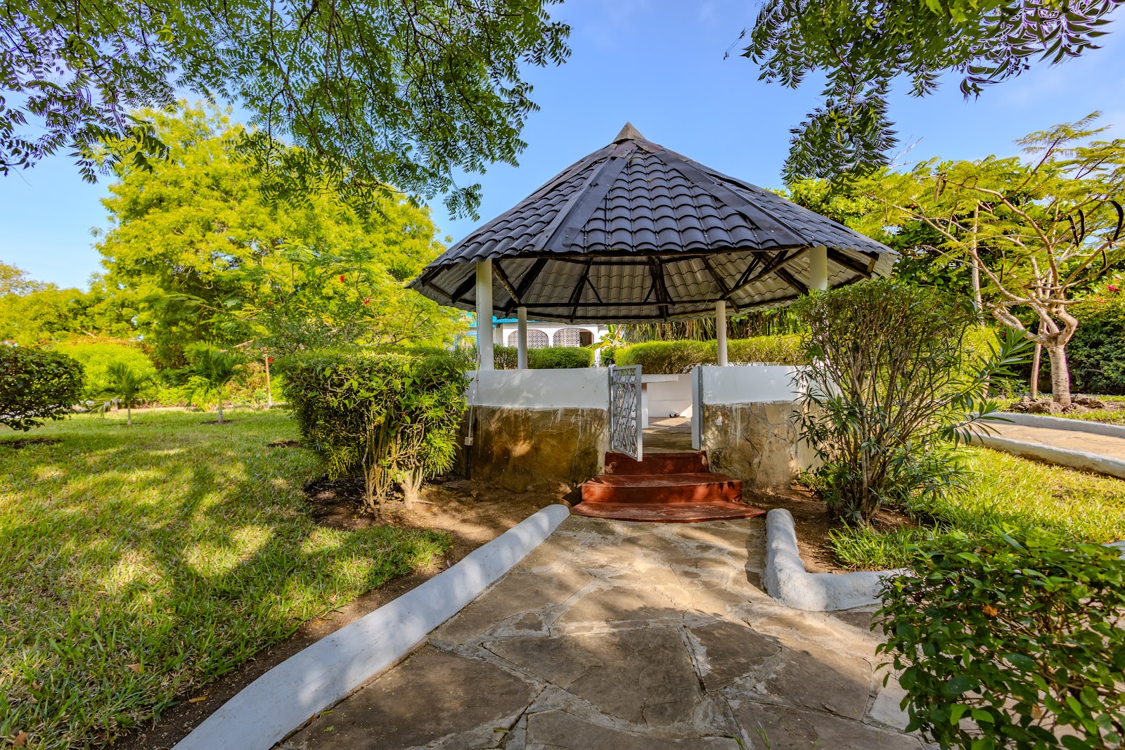Thatched garden banda on the lawn at Auregi Kwitu